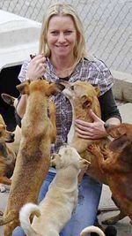 Volunteer Megan Watson with the non-profit Pet Adoption Fund, largest “no-kill shelter” for dogs and cats in SoCal. feeds many of the small dogs that they saved from being put to sleep at the pound. The shelter is in need of volunteers to help with the gr stage mogelijkheden voor dierenvrijwilligers in het buitenland.